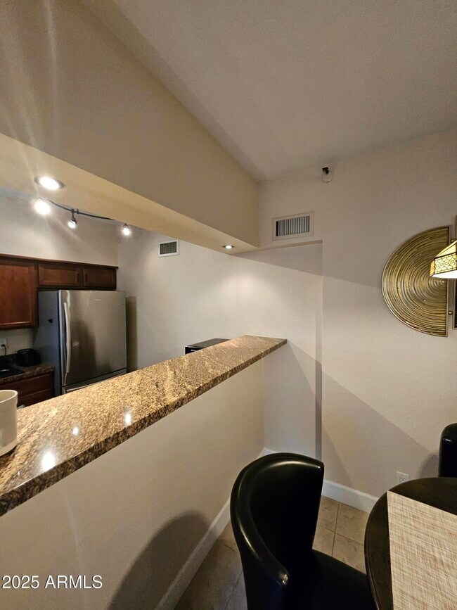 Foto del edificio - 8020 E Thomas Rd