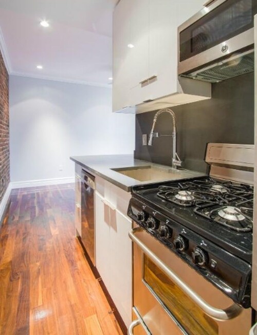 Foto del edificio - 293 W 10th St