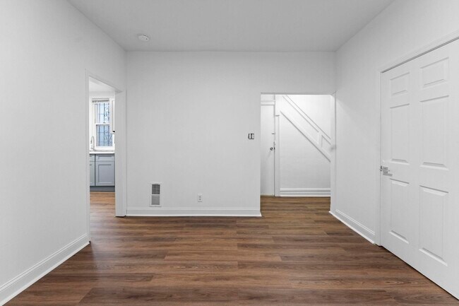 Foto del edificio - 296 Pearsall Ave