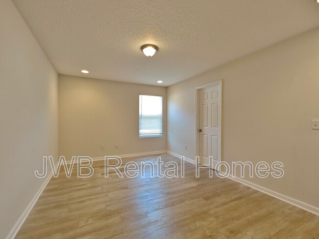 Building Photo - 5597 Longspur Ct