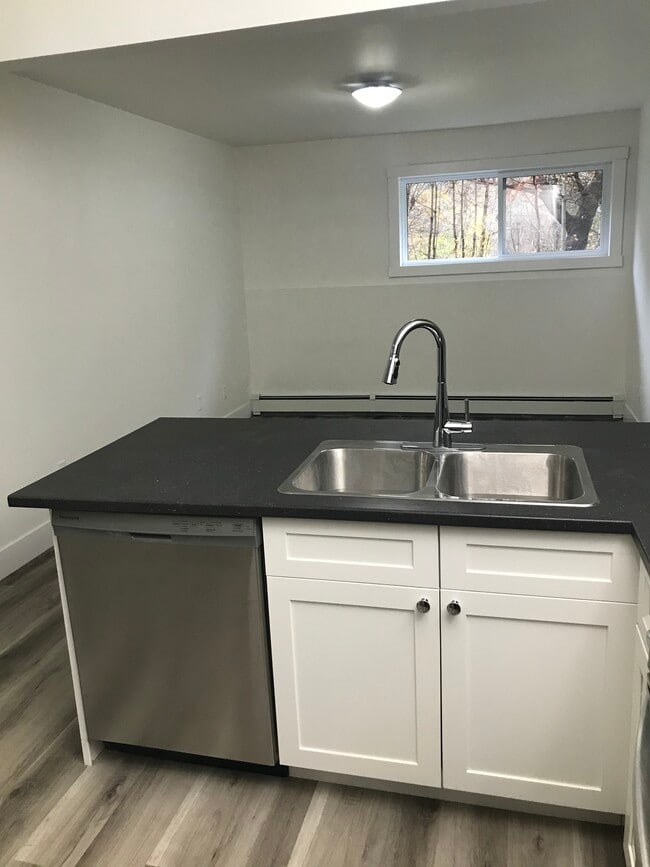 Building Photo - Fully Renovated Unit Available Now!