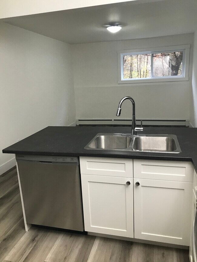 Photo du bâtiment - Fully Renovated Unit Available Now!