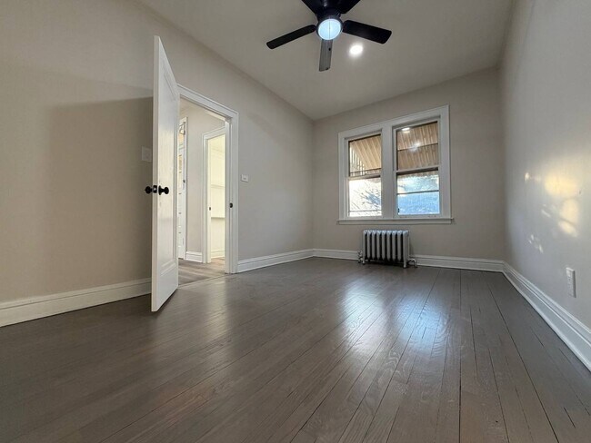 Foto del edificio - Spacious 5BR/2BA Home with Basement & Off-Street Parking