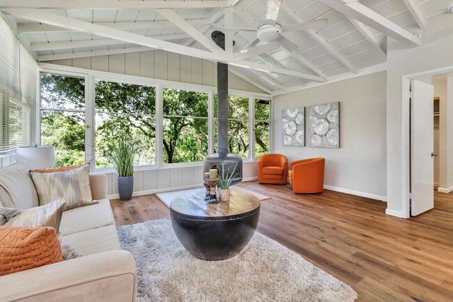 Foto del edificio - Welcome to Refined Country Living in Los G...
