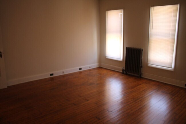 Building Photo - 2nd floor apartment