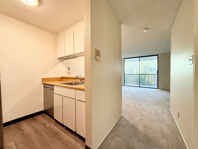 Building Photo - Spacious Top-Floor STUDIO in Beautiful Shelter Creek - WATER & GARBAGE Included!
