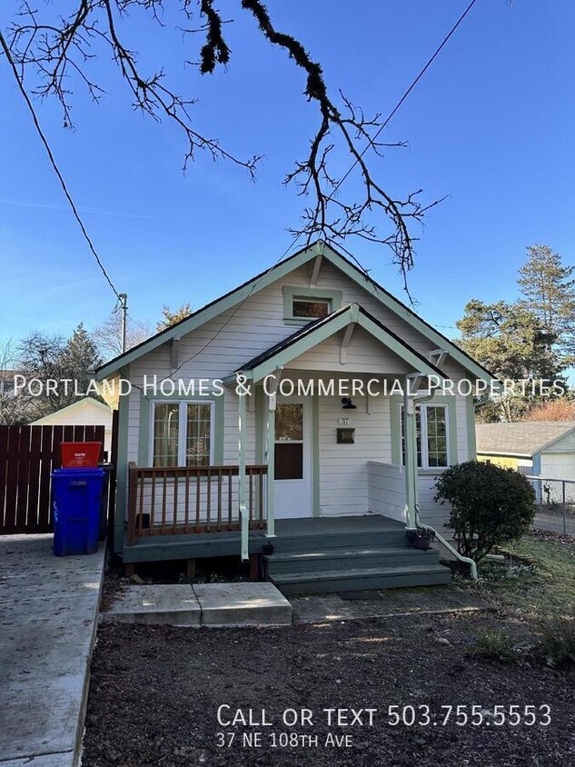 Foto principal - Cute 1BR 1BA Bungalow w/ Large, Fenced Bac...