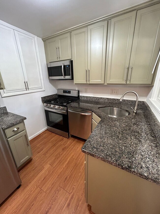 Foto del edificio - Cute 2-Level Rambler in a Fantastic Location! 2 bed 1 bath!