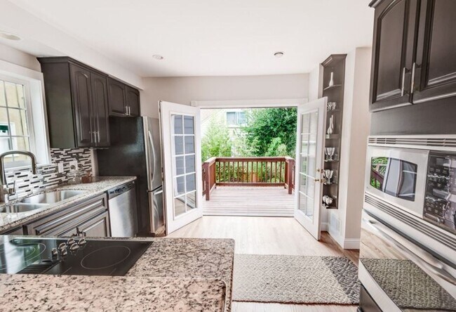 Building Photo - Spacious 4BR Capitol Hill Home with Lake W...