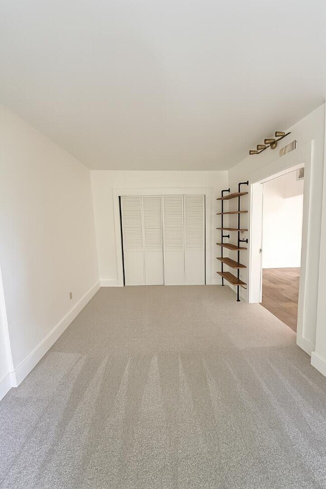 Foto del edificio - 1038 Lakeview Blvd E