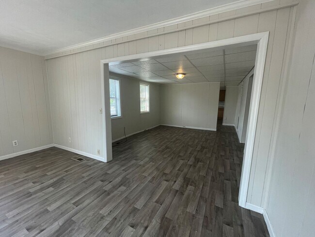Building Photo - 2 Bed/1 Bath House