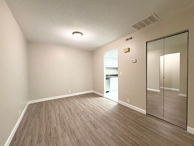 Foto del edificio - Beautiful Corner Unit with Vinyl Plank Flooring & Private Screened Patio