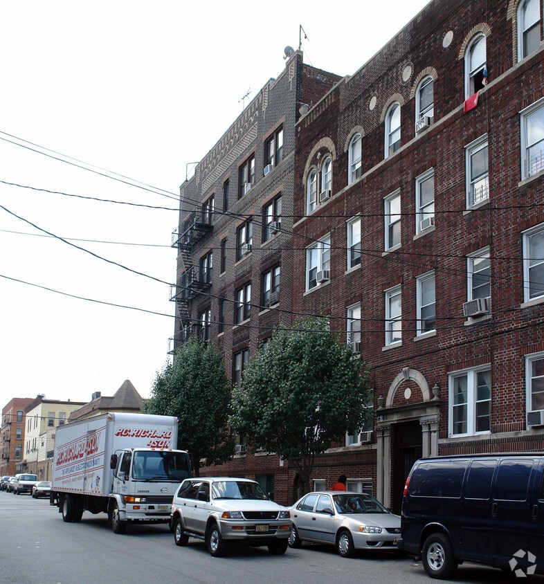 Building Photo - 304 50th St