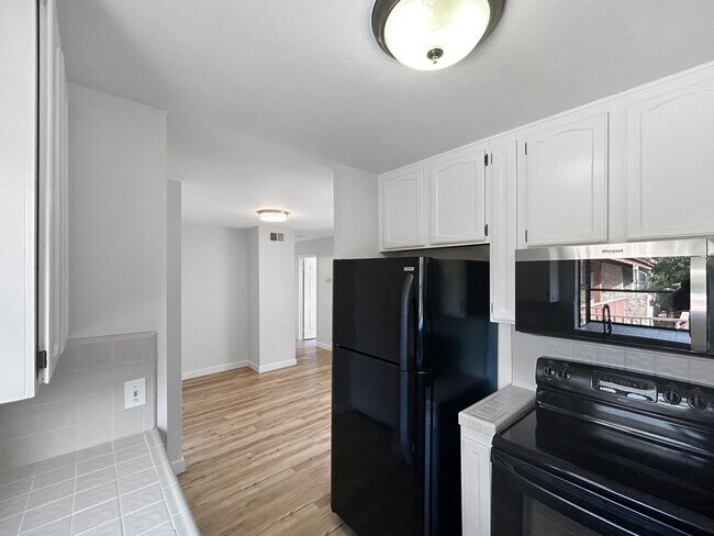 Foto del edificio - Stunning 2BD/1BA W/ In-Unit laundry, AC, and Reserved Parking in North Park!