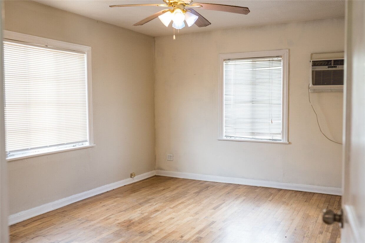 Primary Photo - 2218 1/2 Chapman St