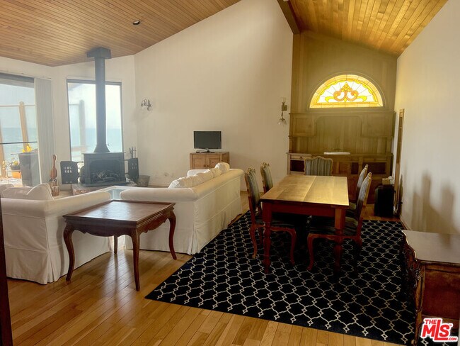 Foto del edificio - 24508 Malibu Rd