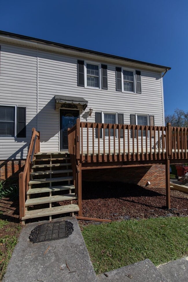 Building Photo - Spacious 3 bed 5 bath condo located in the...