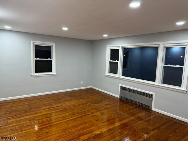 Building Photo - 457 3rd Ave W