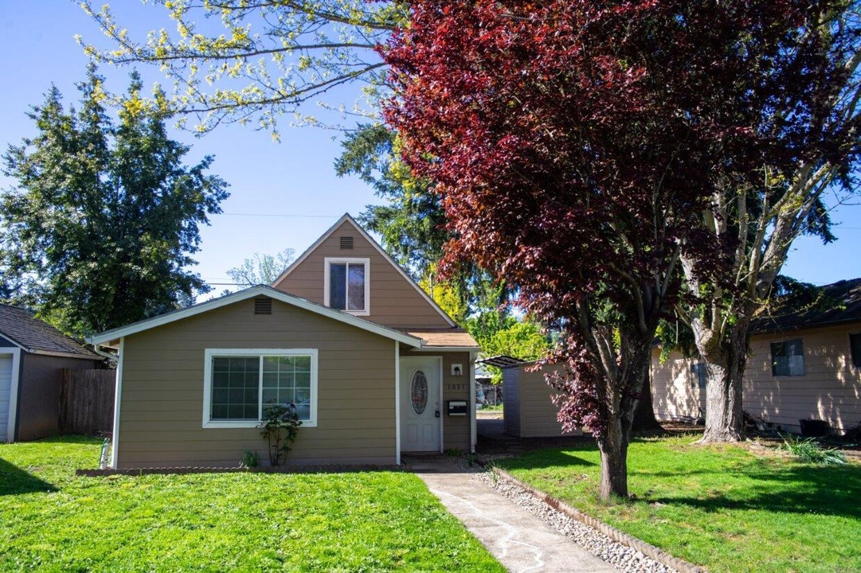 Primary Photo - Cozy Three Bedroom Home in West Salem