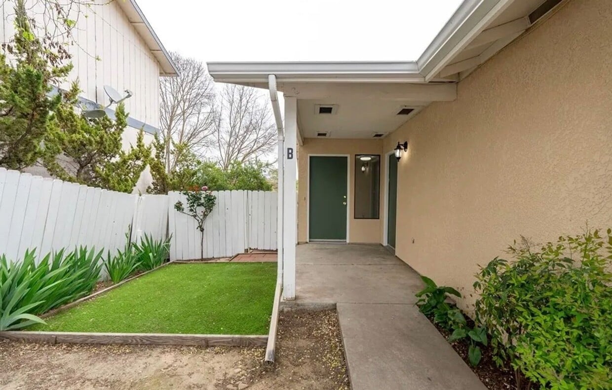 Primary Photo - Downtown Duplex