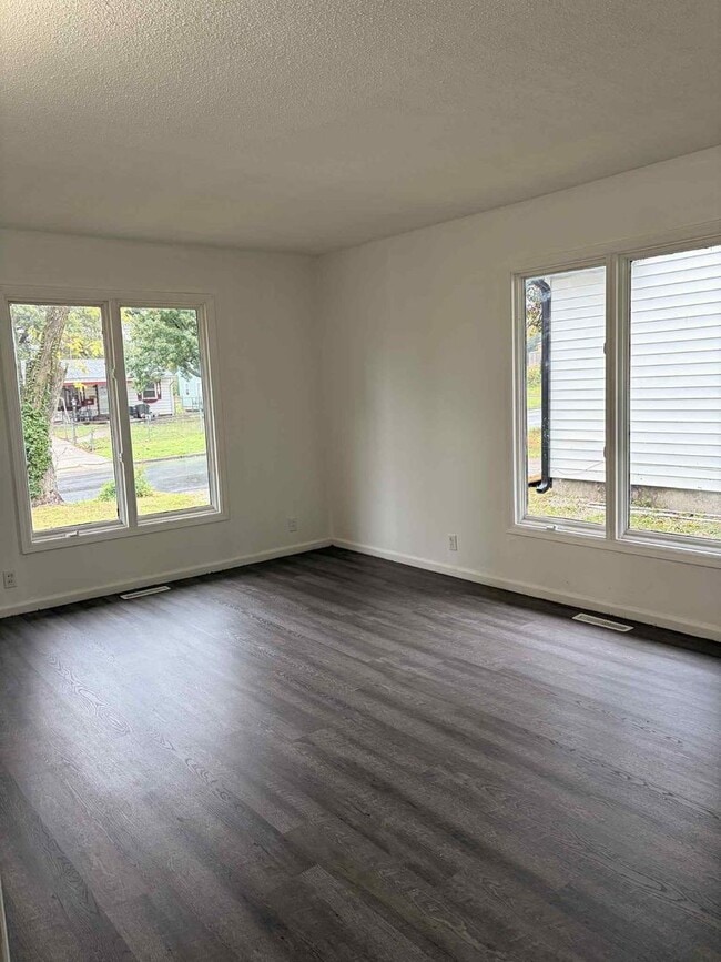 Building Photo - CHARMING 3 BEDROOM / 1 BATHROOM HOUSE IN J...