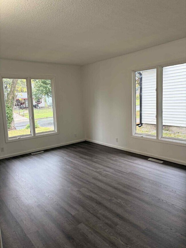 Foto del edificio - CHARMING 3 BEDROOM / 1 BATHROOM HOUSE IN J...