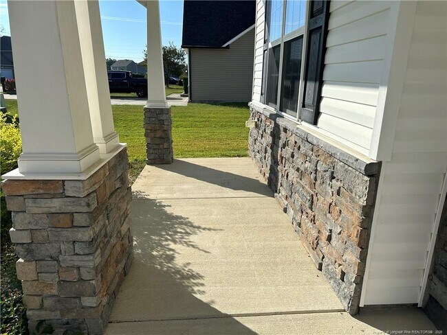 Building Photo - 512 Pecan Grove Loop
