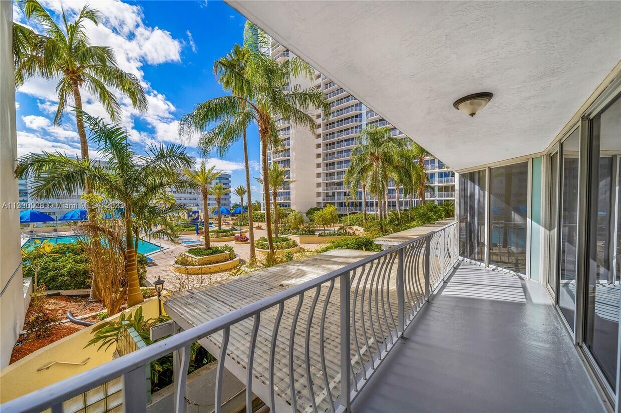 7601 E Treasure Dr Unit 521, North Bay Village, FL 33141 Condo for