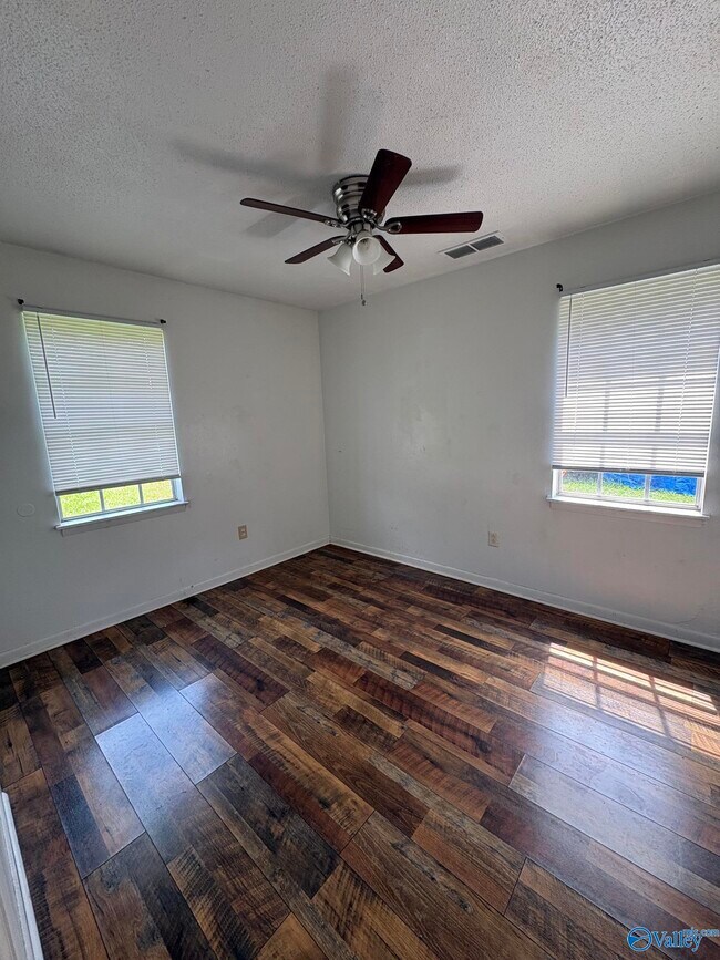 Foto del edificio - 21045 Myrtlewood Dr