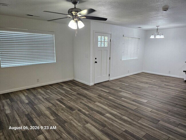 Foto del edificio - 1553 E Stockham Ave