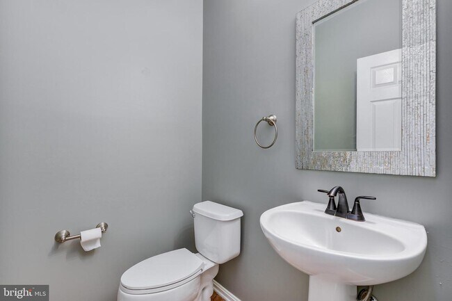 Building Photo - 2301 Blue Spruce Dr