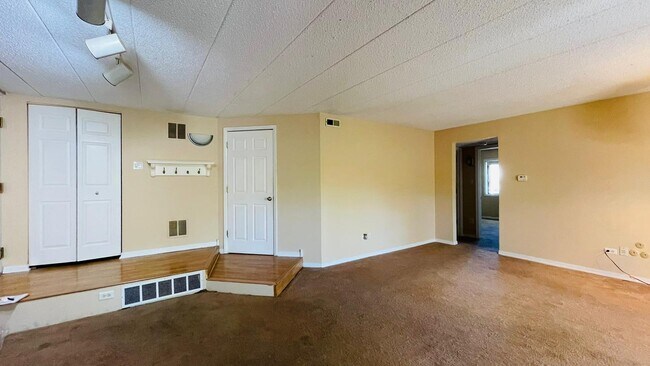 Building Photo - 6015 Lakeside Pl