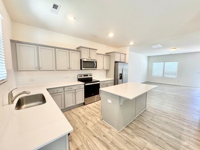 Foto del edificio - 3BD/2.5 bath townhome minutes from I- 85 and historic downtown -FREE MONTH RENT MOVE IN SPECIAL