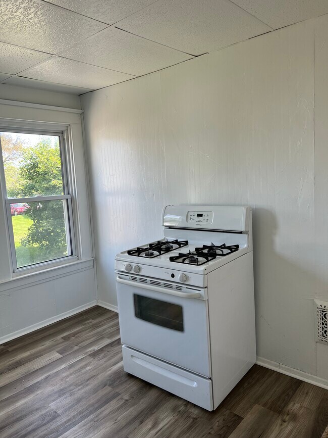 Building Photo - 14 N Main St