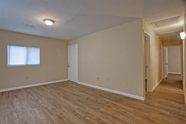 Foto del edificio - 10055 Hardison Ln