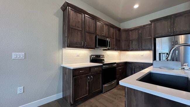 Building Photo - Great Townhouse in Windsor