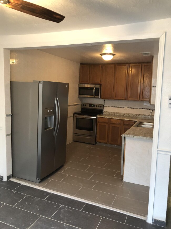 Building Photo - 4029 Versailles Dr