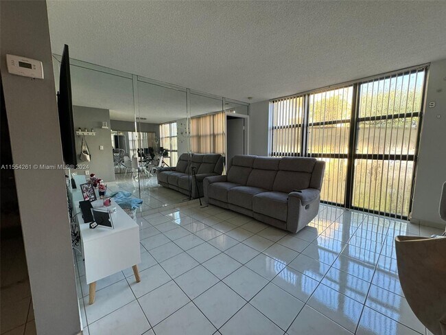Foto del edificio - 11800 SW 18th St