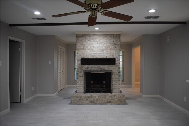 Foto del edificio - 3110 Springhill Dr