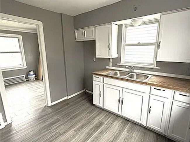 Foto del edificio - Renovated 3-Bedroom Colonial Near Shaker Heights – Move-In Ready