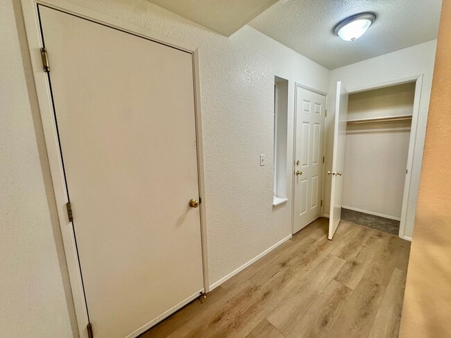 Building Photo - Beautifully Remodeled, Easy Living Townhome. Location, Location!