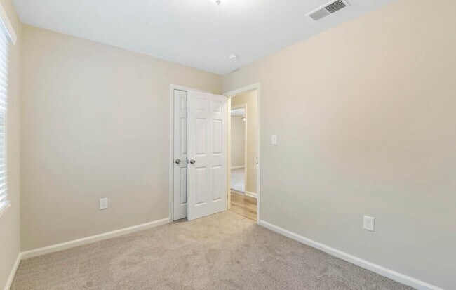 Foto del edificio - 823 Dedmon Dr