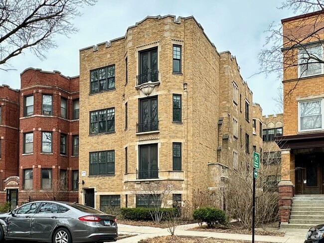 Building Photo - 1352 W Carmen Ave