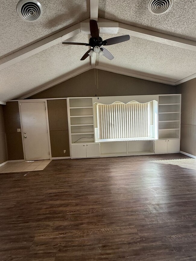 Foto del edificio - Recently renovated 2 or 3 bedroom with New kitchen