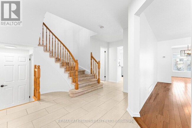 Building Photo - 33 Inverary Dr
