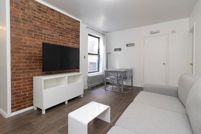 Building Photo - 335 E 94th St