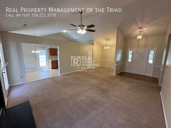 Building Photo - *MOVE IN SPECIAL* Beautiful 3BR/2BA Ranch ...