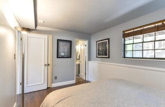 Building Photo - 2025 Sheffield Ct