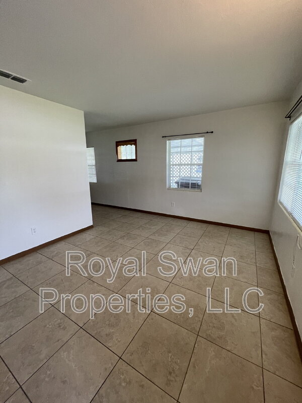 Building Photo - 1047 Pineview Pl