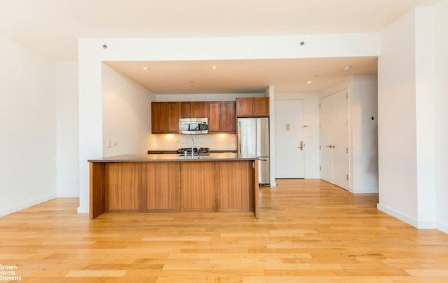 Building Photo - 3585 Greystone Ave